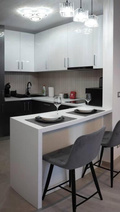 Luxury 2 Bedroom Apartment Bucharest Exterior photo